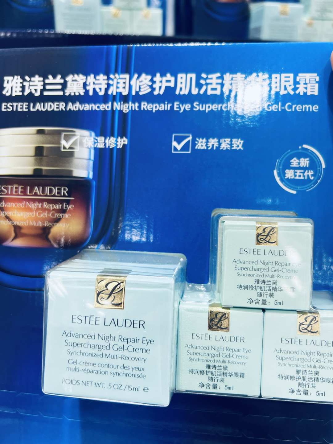雅诗兰黛特润修护肌活精华眼霜,为眼周肌肤撑起 “年轻保护伞”