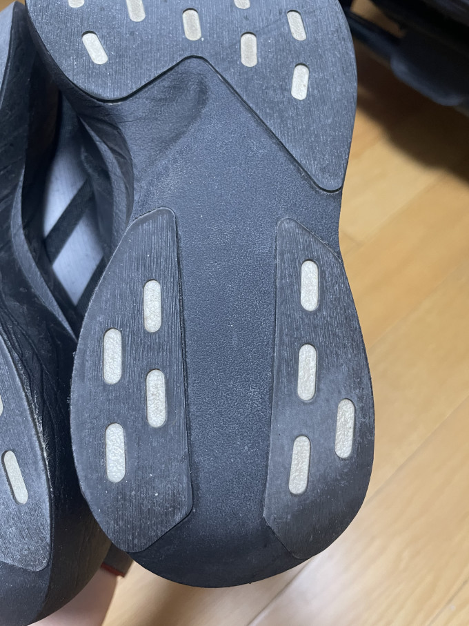 阿迪达斯跑鞋