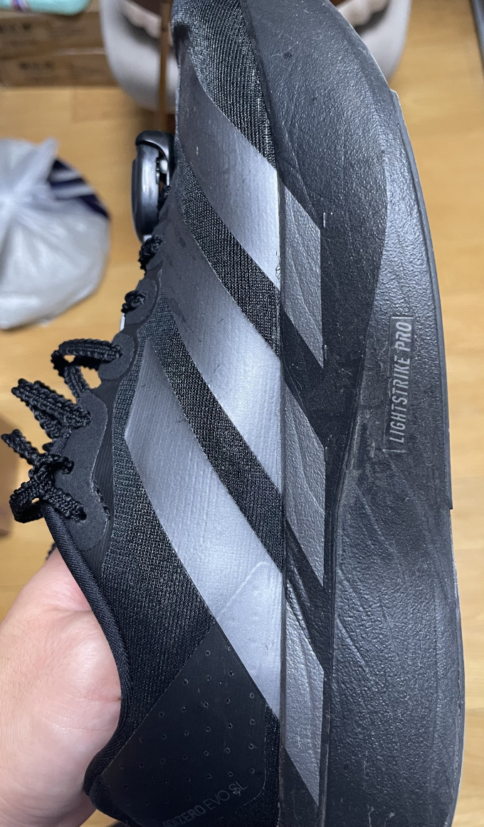阿迪达斯跑鞋