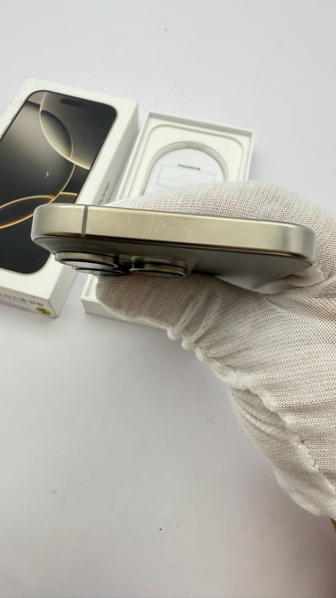镜像与牢笼:iPhone 16 Pro的技术迷思与人文悖论