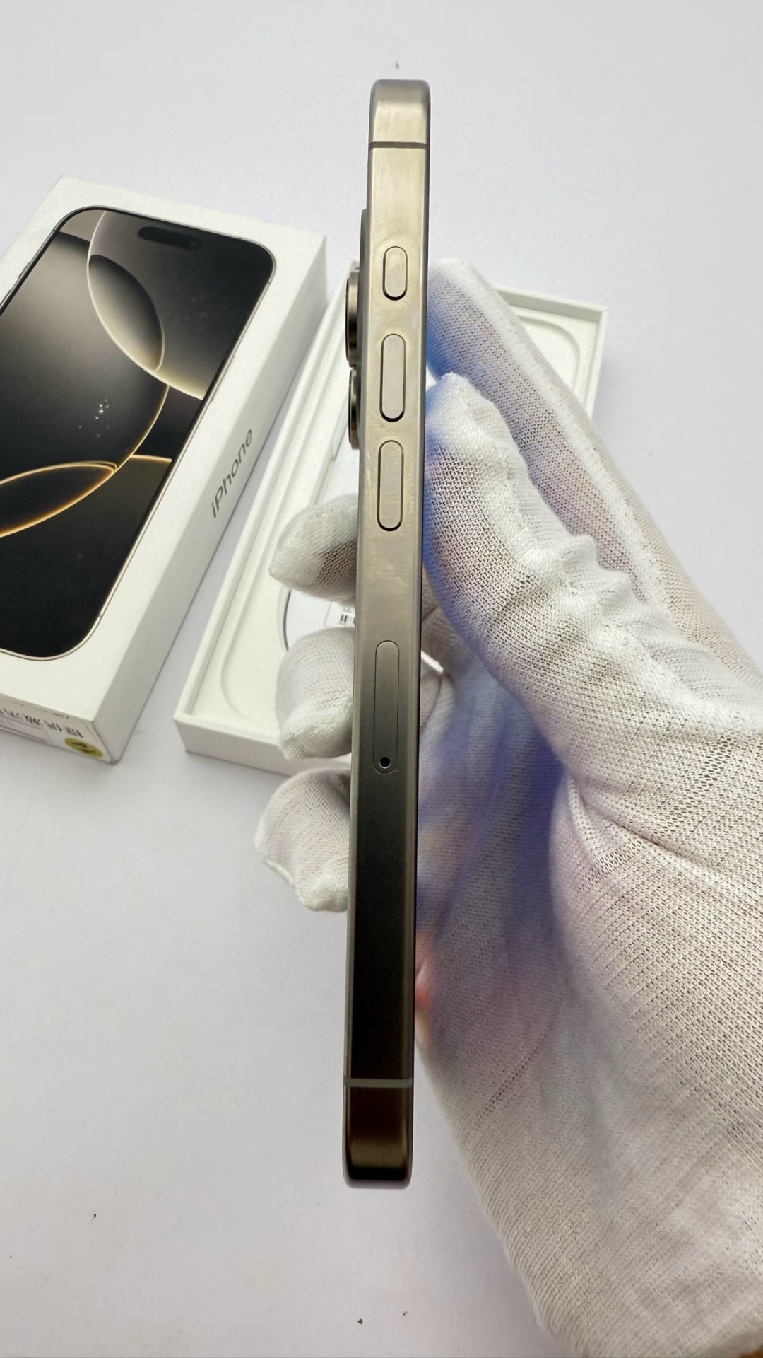 镜像与牢笼:iPhone 16 Pro的技术迷思与人文悖论
