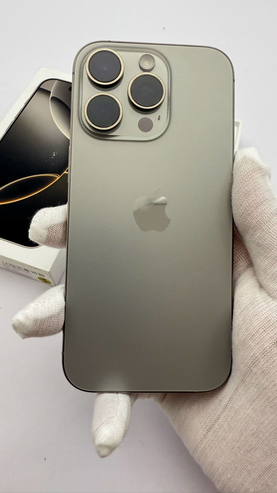 镜像与牢笼:iPhone 16 Pro的技术迷思与人文悖论
