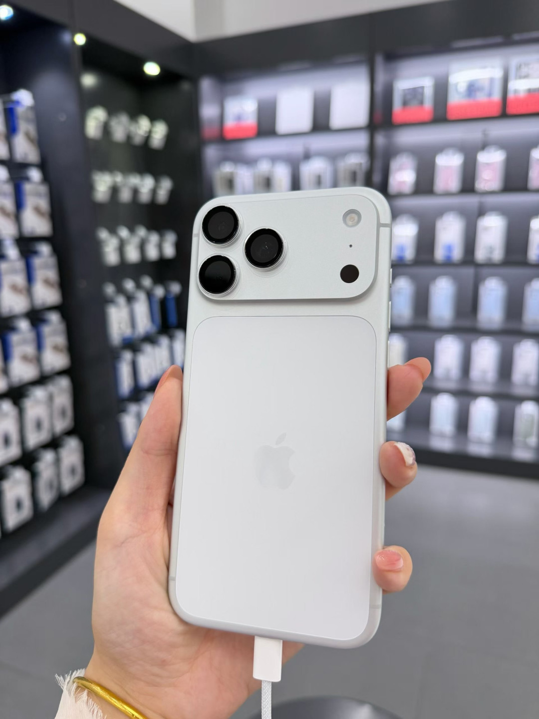 iPhone 17 Pro:当计算摄影成为“空气”
