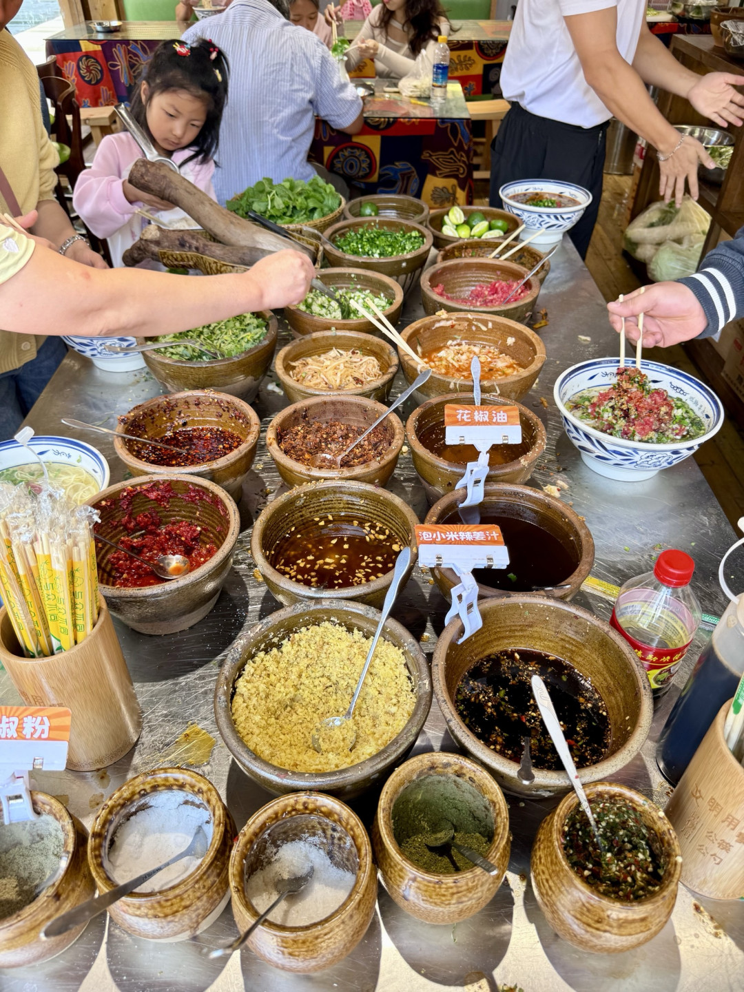 几十种调料让人眼花缭乱。