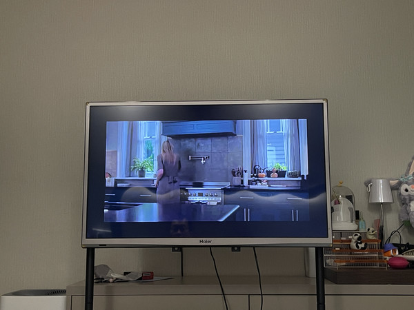 七百多拿下海尔43英寸电视｜卧室追剧真香实测