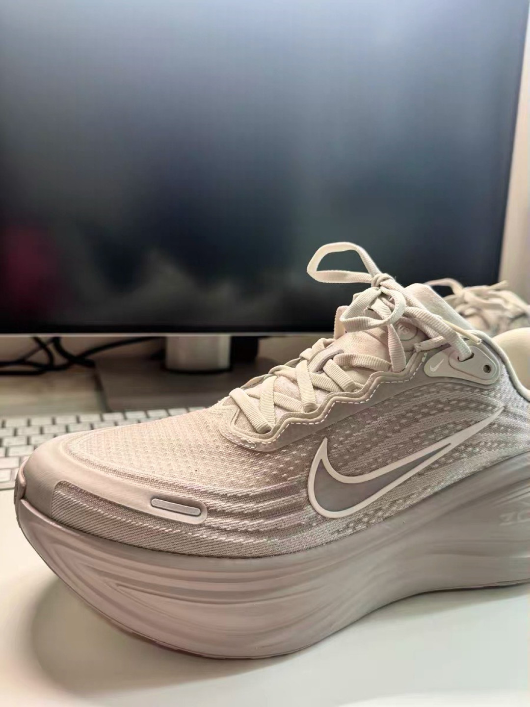 耐克超级迈柔NIKE VOMERO PLUS,实现脚感自由