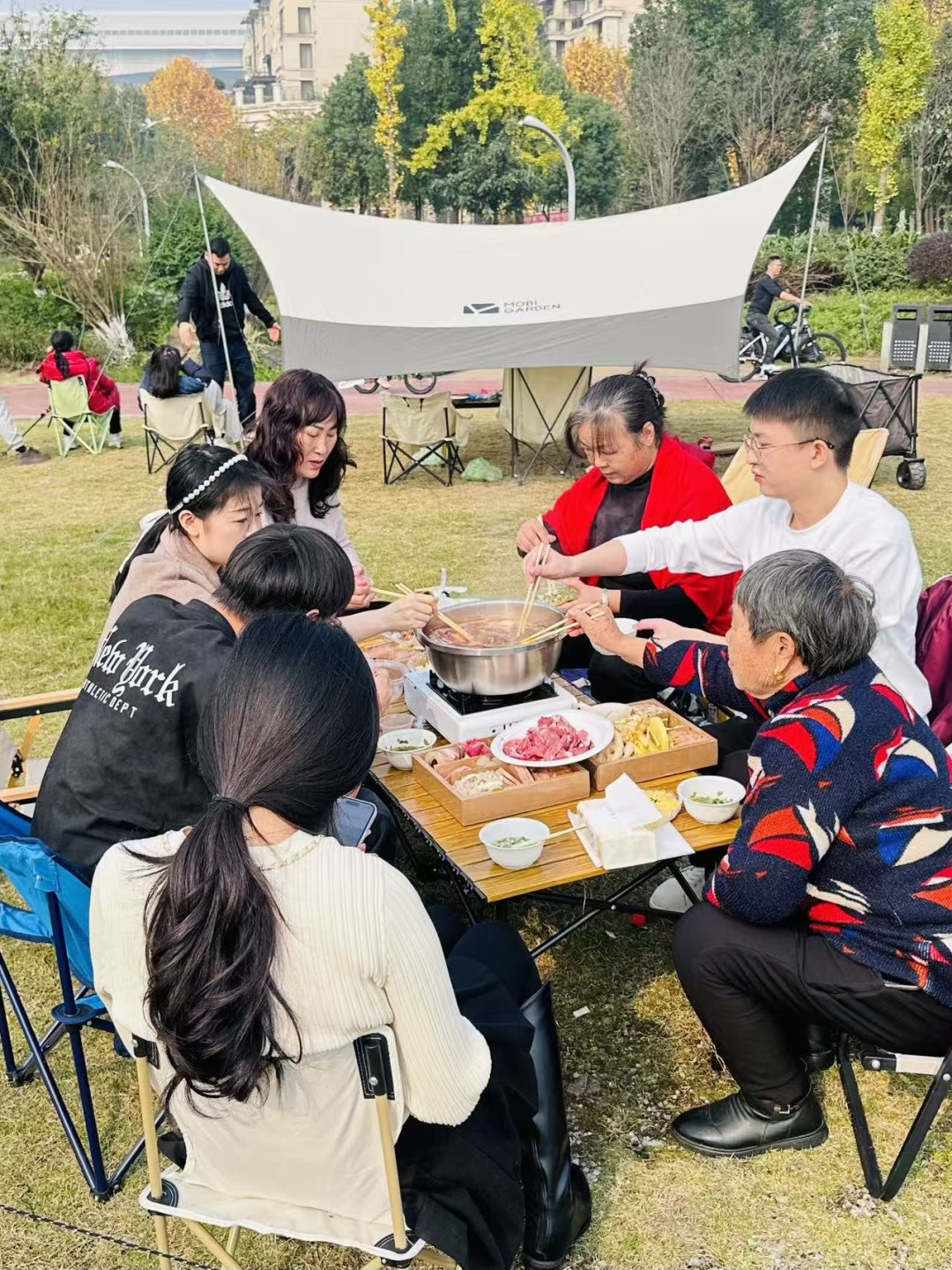户外露营吃火锅,选周君记这款火锅底料礼盒就对了!