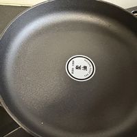 不粘锅年抛太麻烦,换成了6斤重铸铁锅