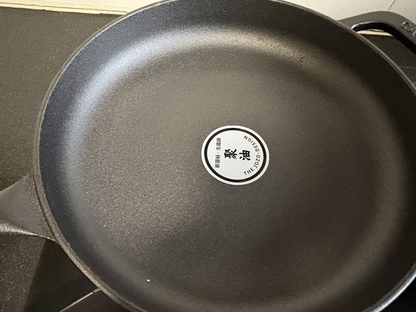 不粘锅年抛太麻烦，换成了6斤重铸铁锅