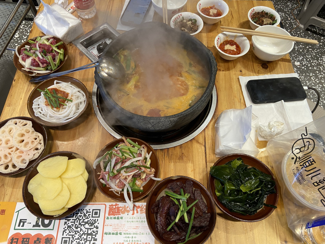 冬日暖魂:贵阳玉珍酸笋火锅的沸腾交响。