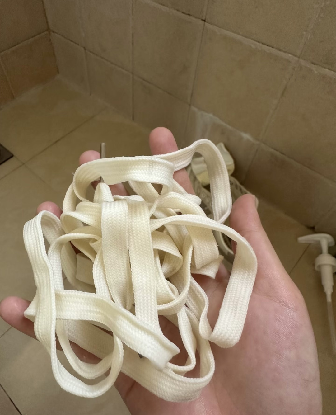 如何快速清洗有污渍的鞋带呢？