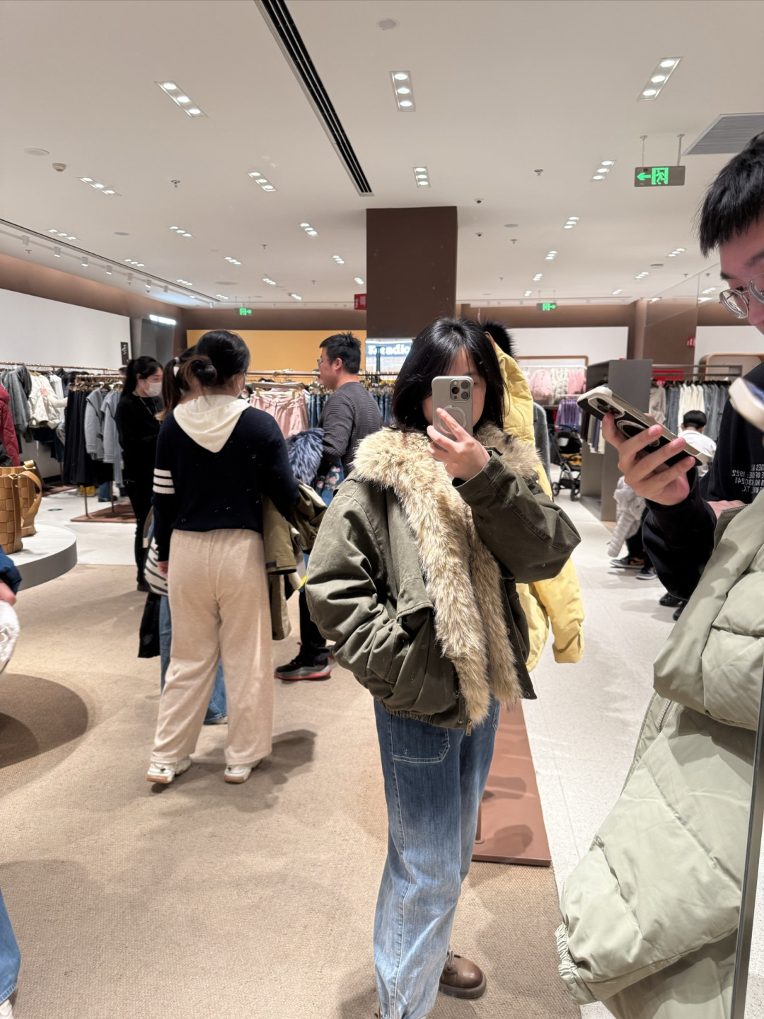 这组穿搭以军绿色毛领工装夹克为核心，打造出随性又有质感的街头休闲风，整体搭配兼顾了保暖与时尚感，细节处的呼应让造型更完整。