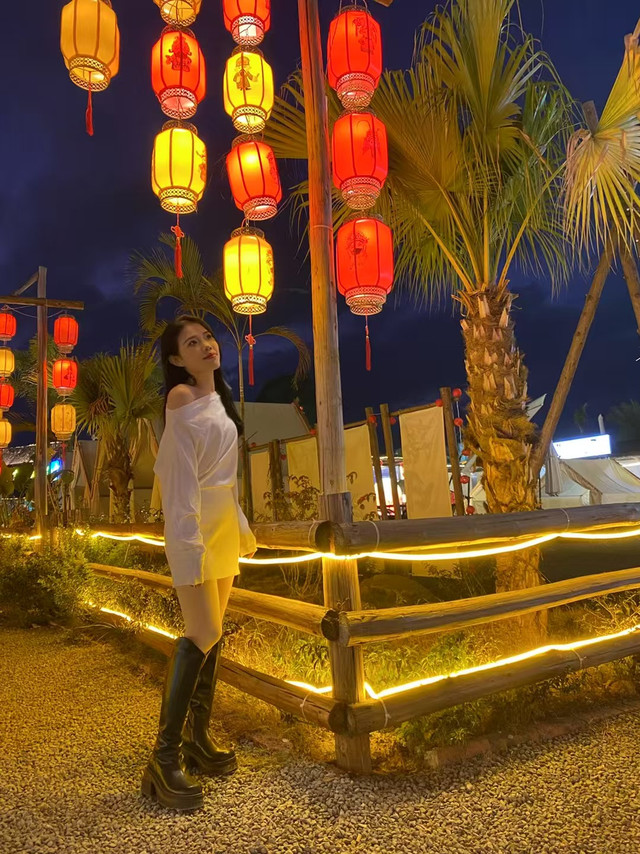 ✨松弛感穿搭，白裙+长靴解锁夜景美照