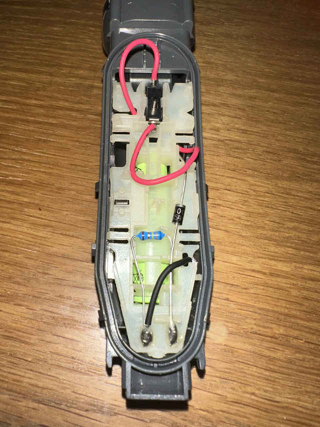 200多的飞利浦刮胡刀内部电路只有一个电阻和二极管