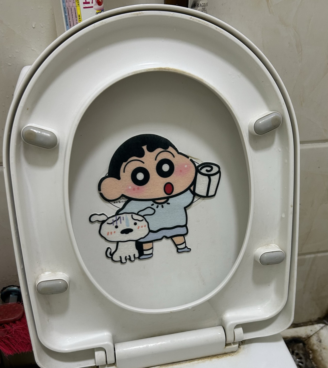 厕所清洁技巧:瓦解水垢尿碱