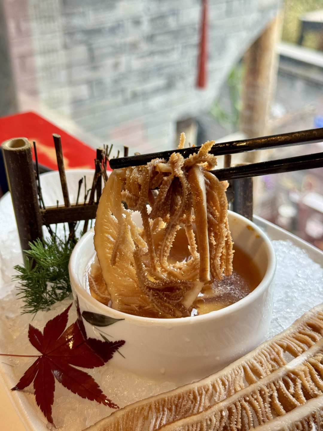 宽窄巷子窗边涮火锅,人均百元看街景还蹭非遗