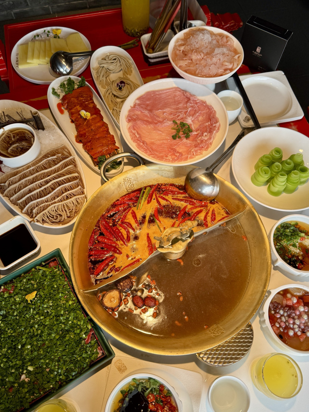 宽窄巷子窗边涮火锅,人均百元看街景还蹭非遗