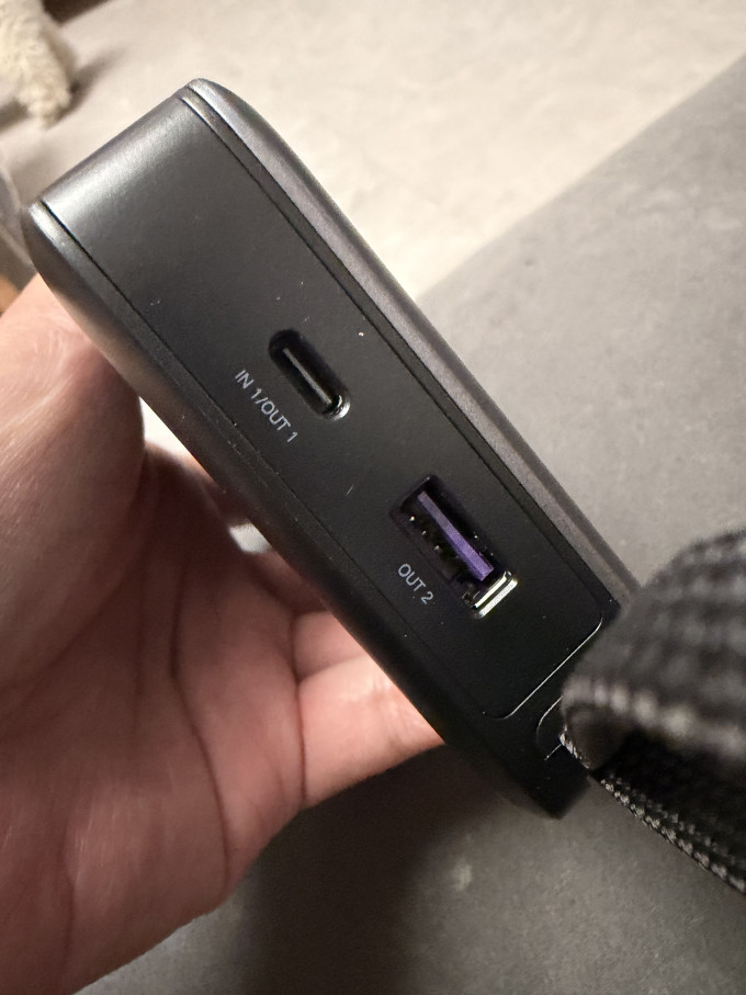 绿联移动电源