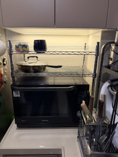 巧妙利用微波炉架子，提升家里储物空间。