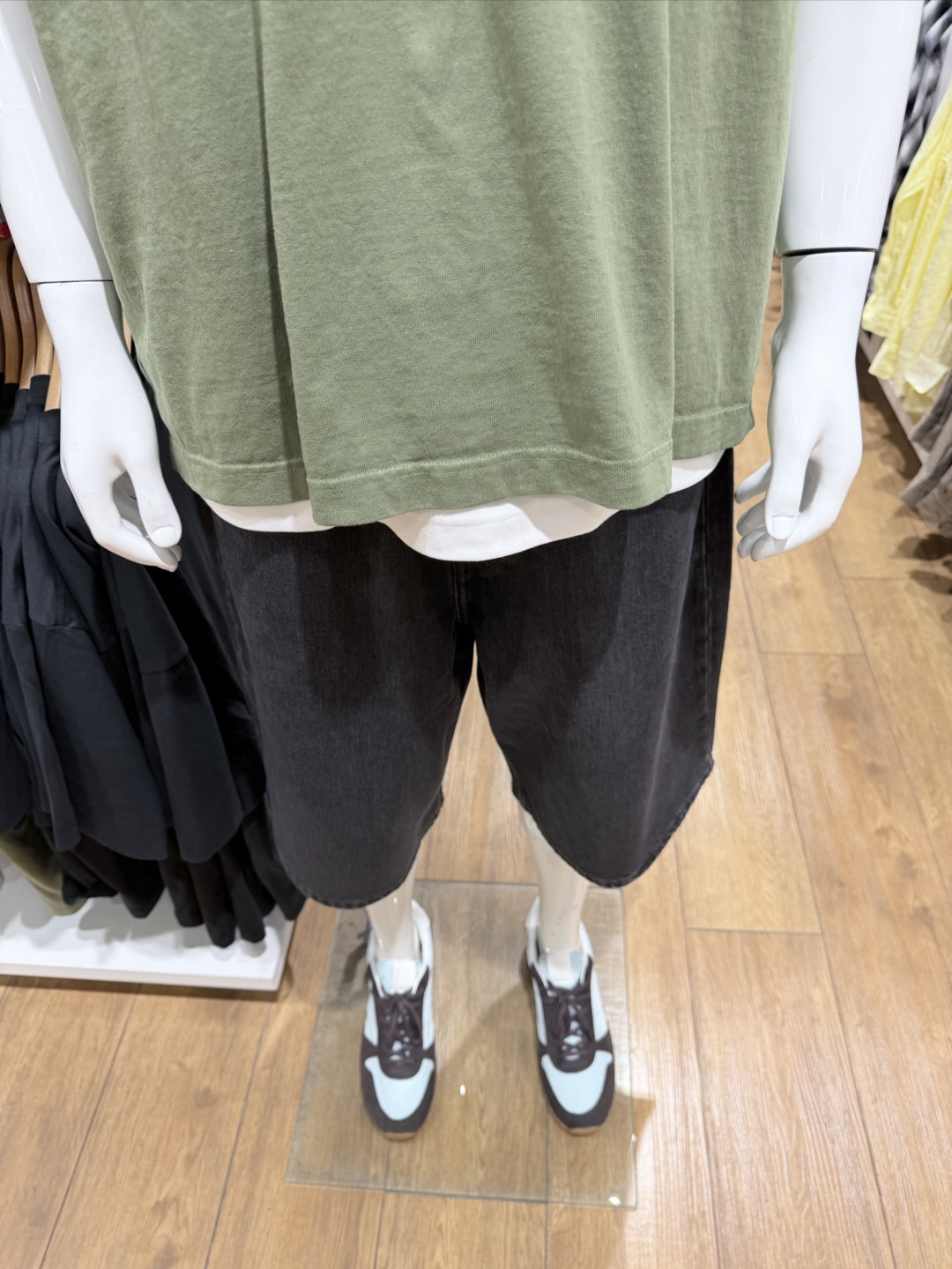优衣库,藏在基础款里的夏日松弛感
