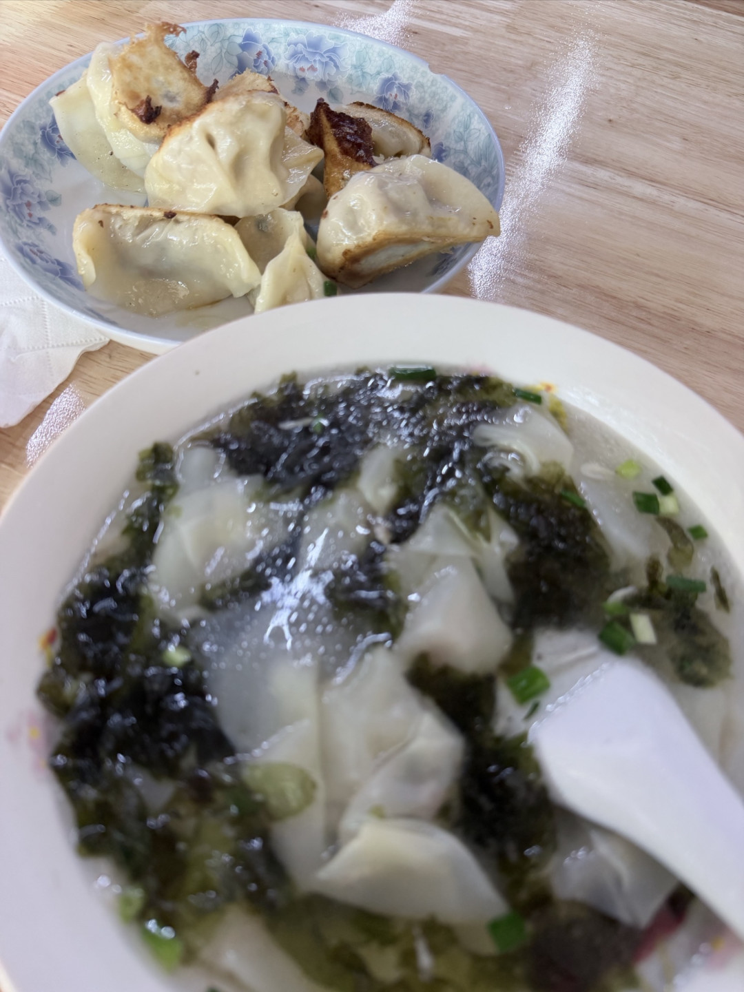绍兴的清晨,藏在一碗馄饨一盘煎饺里