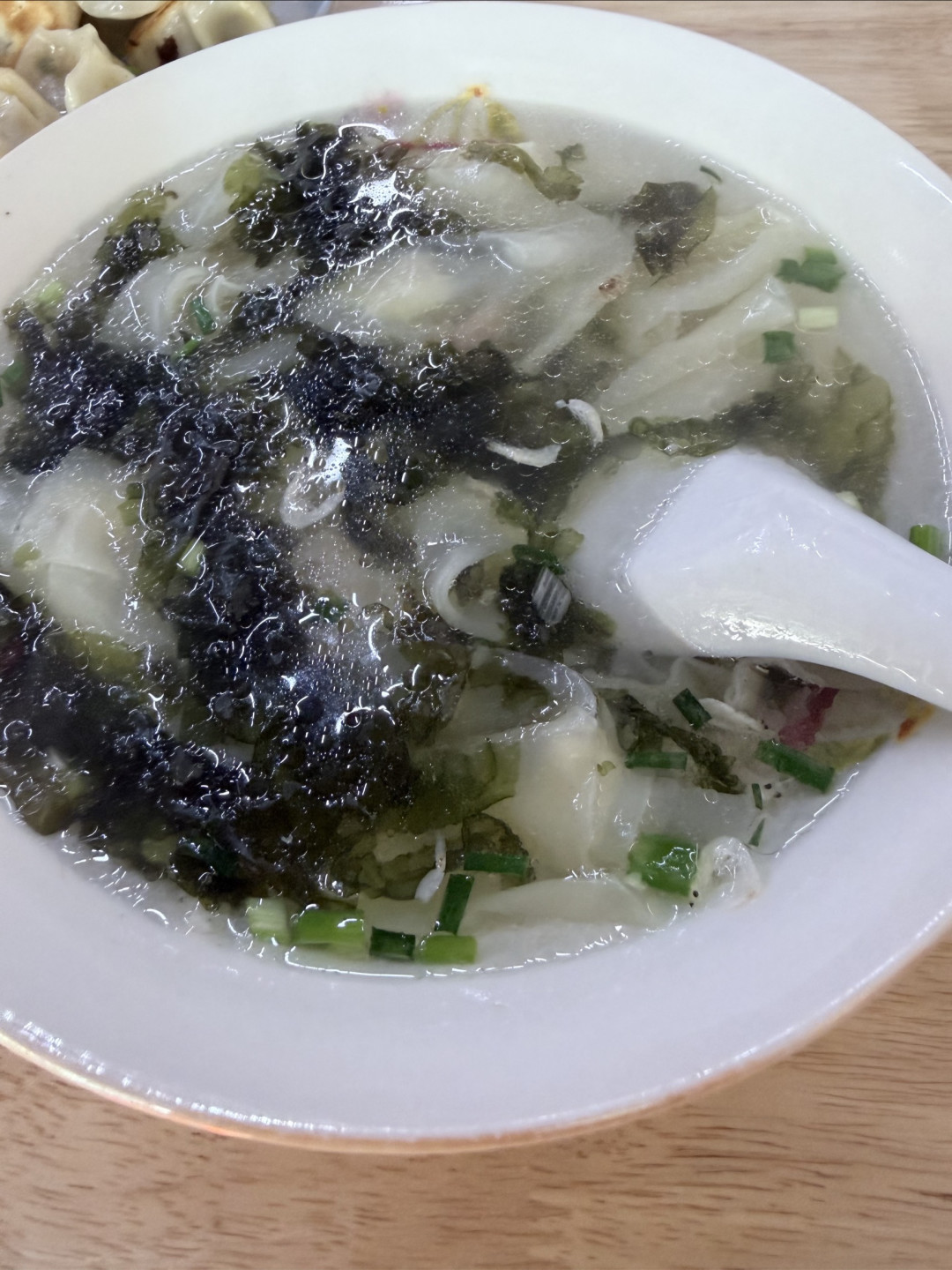 绍兴的清晨,藏在一碗馄饨一盘煎饺里