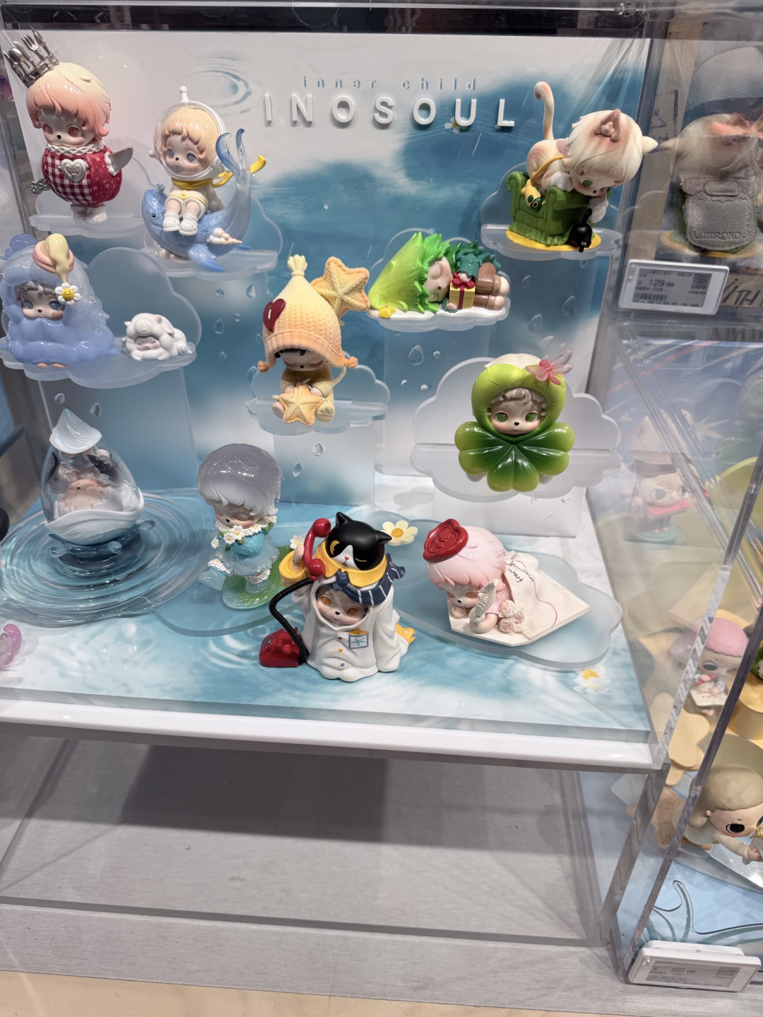 藏在展柜里的童心:泡泡玛特的温柔治愈力
