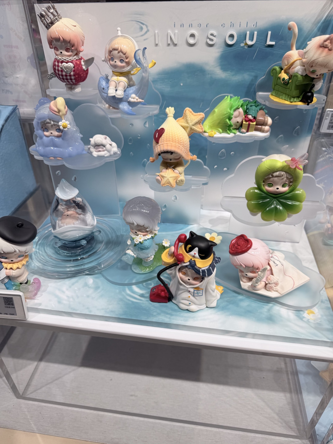 藏在展柜里的童心:泡泡玛特的温柔治愈力
