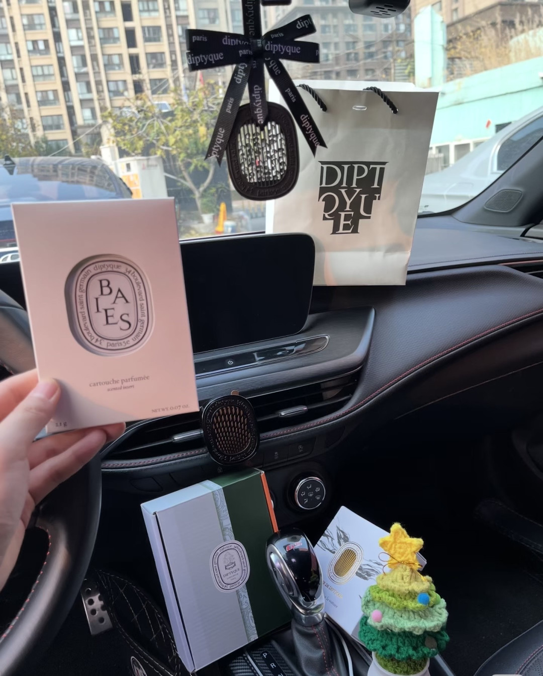 把夏天装进车里🍃,Diptyque挂片让通勤路变享受