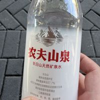 夏日清冽，一瓶农夫山泉矿泉水的治愈