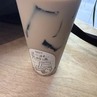 夏日午后，一杯冰奶茶的清凉慰藉