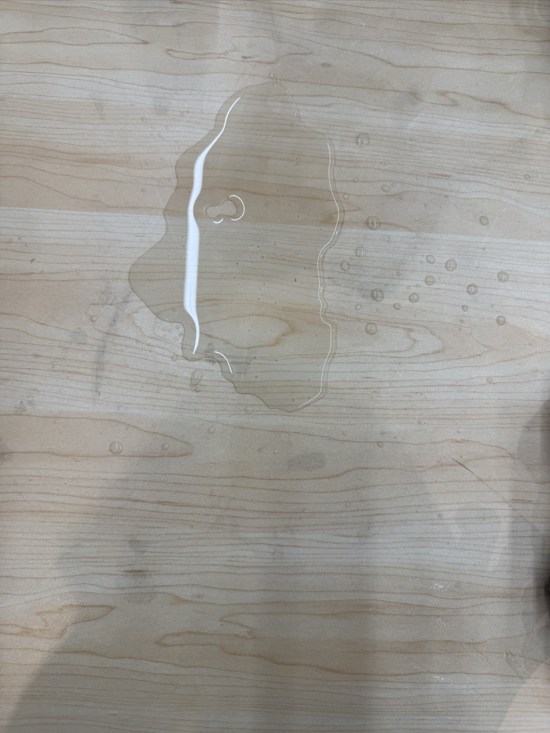 底下这片灰黑色污渍一直擦不掉