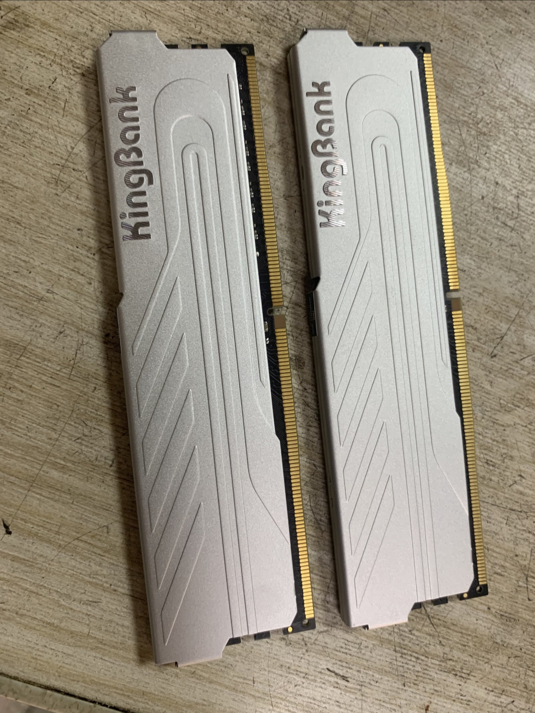 金百达银爵3600 C18 16G双通道，出厂日期为2025年第15周，仅使 用一年左右，几乎全新。