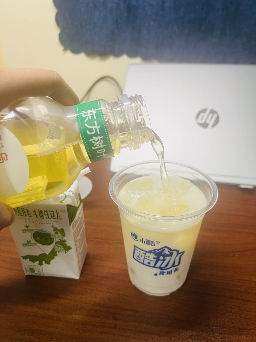 ▲ 再沿杯壁注入东方树叶，淡奶黄色渐变超治愈