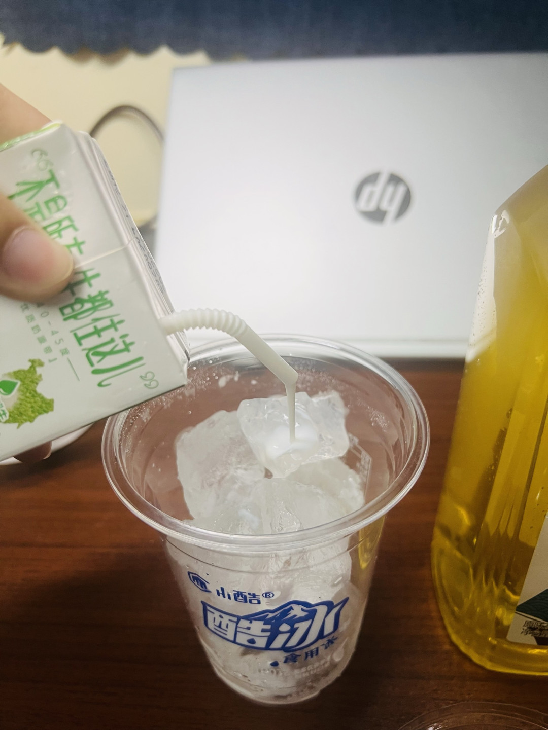 ▲ 先倒入纯牛奶，奶香打底