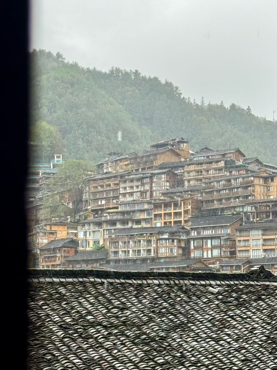 千户苗寨夜景真绝,但最上头的是那个失联几小时的野洞|黔东南